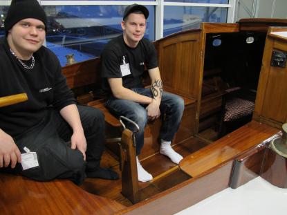 Båtbyggareleverna Simon Karlsson och Mikael Udd berättar om renoveringen.