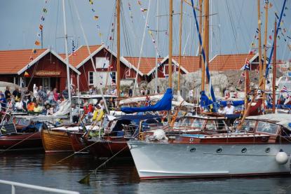 Fullt av besökare på hela festivalområdet och inte en båtplats ledig.