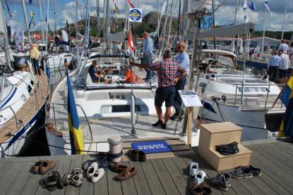 Hallberg-Rassy 55 är nominerad i Storbåt-/lyxklassen i Sverige och är dessutom nominerad till European Yacht of the Year. Tomma skor avslöjade tydligt att intresset var stort.