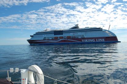 Viking Grace passerar på behörigt avstånd...