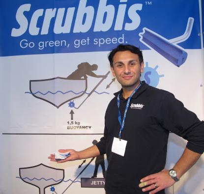 Hassan Yosef är med på METS för första gången och visar Scrubbis. Stolt håller han dagens skörd av affärskontakter i handen.