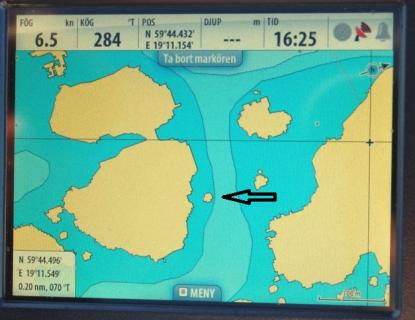&Ouml;n som pilen pekar på finns inte. Men den fanns i Navionics sjökort i september 2011.
