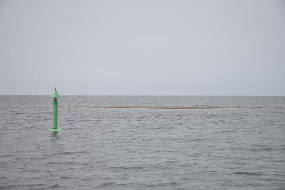 Från Kihnus nordsida går det en över två sjömil lång smal tarm som består av grus och sand. Den avslutas med denna lilla holme.