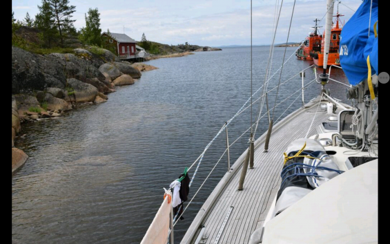 Här är vi på väg ut från hamnen. Notera klippan under vattenytan.