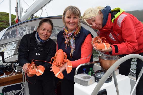 Tiia, Kristina och Helena med våra nykokta humrar.