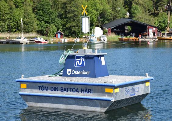 Toatömningsstation i skärgården. Vi undrar hur de tänkte här. Gult sjömärke betyder \