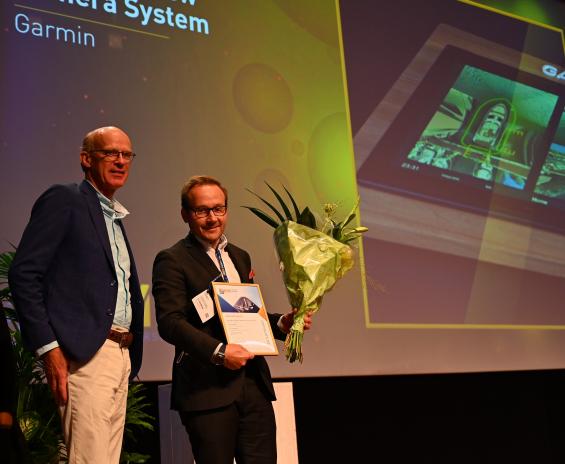 Garmins chef for marin elektronik, Pontus Fernström till höger i bild, tar emot priset. Till vänster juryns ordförande till lika VDn för METS .