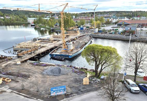 Brobygget fotograferat från Härnön. Framför pråmen på dess styrbordssida låg en gång i tiden Shells gamla pontonbrygga.