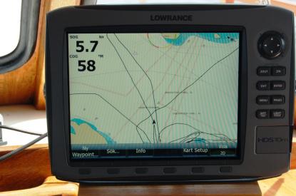 Navigatorn räknar ut position, kurs och fart med hjälp av satelliterna i GPS-systemet. Vår kurs över grund är här 58 grader. Lägg märke till \