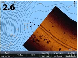 Så här kan det se ut i Lowrance HDS Gen2 när vi lägger sjökortsbotten direkt på sjökortsbilden. Pilen pekar på båtens position.