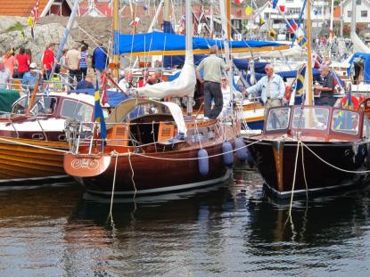 Juryn, med föreningens ordförande Lars Winckler i spetsen och fyra erfarna träbåtsexperter, hade en mangrann uppgift i att välja bland alla fantastiska båtar. Segelbåtsklassen vanns av NC-kryssaren ”Juli”. ”Vi har delat ut över 900 tävlingsformulär och fått in över 600 röster till folkets val” berättar Lars Winckler – ”även detta är rekord för årets festival” avslutar en mycket nöjd ordförande.