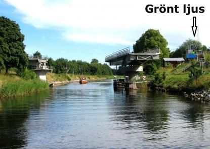 Iso Grönt ljus (Isophase= ljus och mörker är lika långa) i Väddö kanal är inget trafikljus. Det talar om att bron är öppen. Du får passera när du vill. Passage sker på skepparens ansvar.