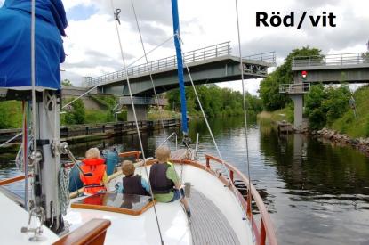 Iso röd och fast vitt ljus betyder \