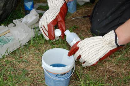 Härdare och plast blandas i rätt proportioner. 