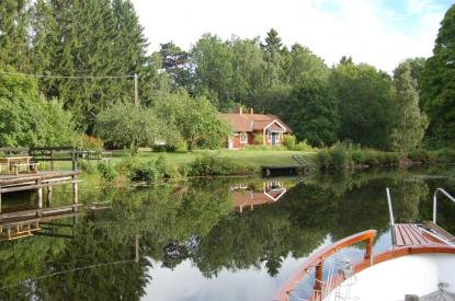 Strömsholms kanal är en otroligt vacker vattenväg mellan Mälaren och södra Dalarna. Vi gick den med vår Nauticat 33.