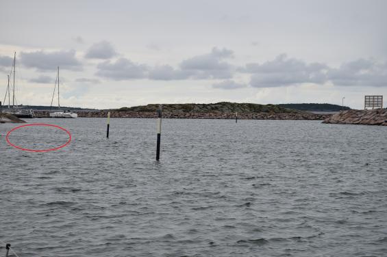 Tre gånger gick vi på tre olika sätt i den västra in- och utfarten till Hangö. Vi förstod aldrig hur vi skulle gå kring dessa prickar. Vårt gamla sjökort sa att det var grunt till vänster i bild (röd linje). En segelbåt gick före en fjärde väg. Vi hade dock ingen grundkänning.