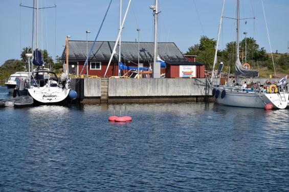 Att lägga ut bojar vid en hamn kräver kunskap och känndom om lokala förhållanden. Tyngderna måste vara rejält tilltagna och bojarna får inte ligga för nära varandra. Dessa tre hade trasslat in sig i varandra, mest på grund av draggning.