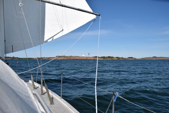 Rödhamn på &Aring;land i sikte. Rödhamn var enda öppna gästhamnen på vår resa.