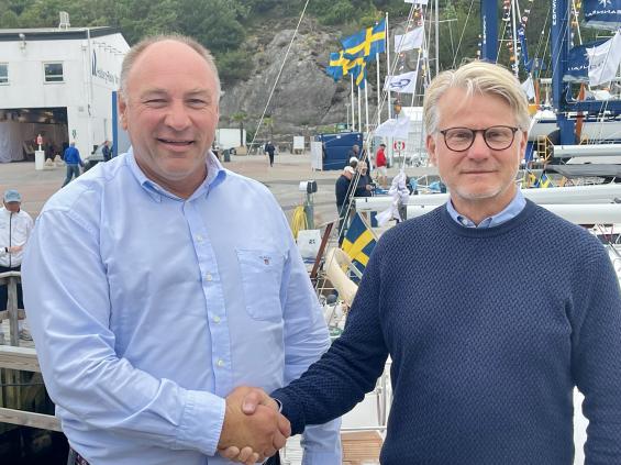 Magnus Rassy till vänster och Sweboats VD Mats Eriksson skakar hand och bekräftar att de i slutet av augusti 2022 gör en segelbåtsmässa tillsammans på Orust. I Marstrand blir det en renodlad motorbåtsmässa samma helg.