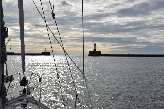 Utanför dessa pirar väntar Nordsjön och närmare 60 timmars segling rakt österut mot Danmark.