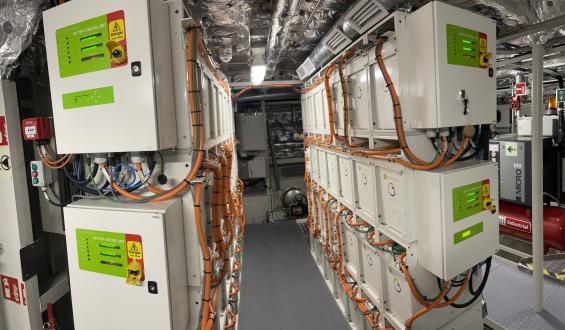 I ett sådant här maskinrum behövs ingen oljekanna. Det ställer helt andra kunskaper på de som ska sköta om batteribanken och elmotorn jämfört med arbetet på fartyg som har separator och dagtank för bunkerdrift.