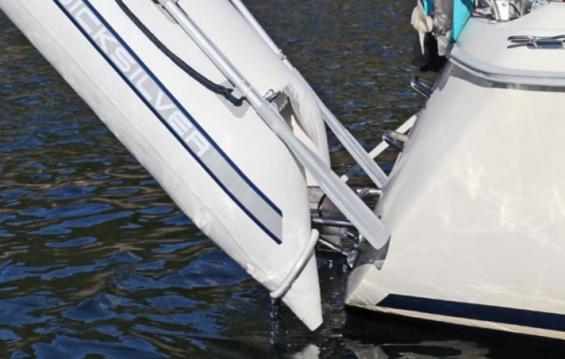 Dingyrings monteras på badbryggan. Jollen fälls sedan upp och står upprätt i ringarna.