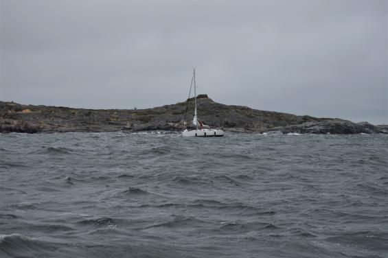 Segelbåten gick på grund under tiden som räddningsbåten var på väg för att hjälpa dem!