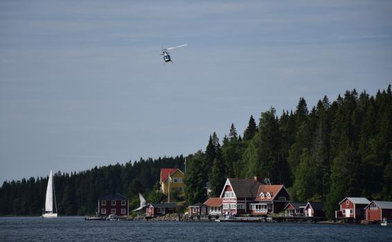 Orkar man inte gå kan man ju alltid flyga helikoter från ena sidan av byn till den andra. Barn i jolle med utombordare är numera bara en västanfläkt i ljud jämfört med vuxnas lek.