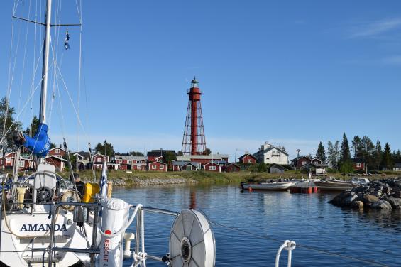 Pite Rönnskär är en av norrlandskustens många fina hamnar. Varför inte segla norrut i sommar?