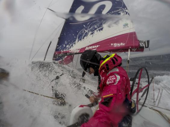 Med revad stor möter tjejerna på Team SCA Södra Oceanens iskalla vatten och snö.