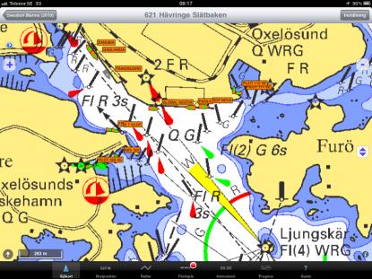 De små pluttarna på sjökortsbilden är olika fartyg, vi ser också fartygens namn. AIS-informationen kommer via Internet till iPad:n. Det digitala sjökortet kommer från Sjöfartsverkets databas, men är nedladdat och ligger på hårddisken.