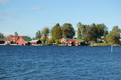 Rökeriet ligger i andra änden av byn. Man ser det från hamnen. Följ vägen runt och ni kommer direkt till \