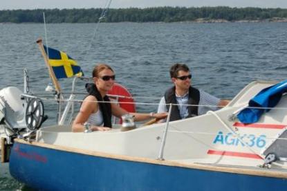 Att det ska finnas en flytväst till var och en ombord är självklart, säger Mats Eriksson, VD på Sweboat. Sedan är det naturligtvis en fördel om den sitter på också. Personerna på bilden bär en uppblåsbar räddningsväst.