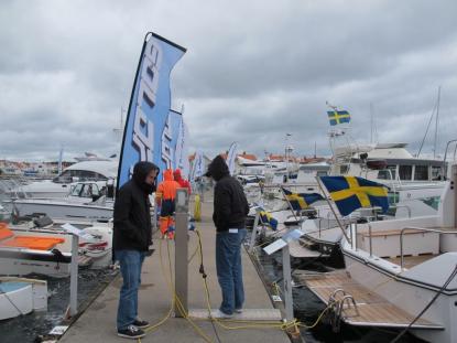 Ingen lä att finna för den nordliga kulingen, varken för båt eller säljare. Bäst att klä sig varmt och vindtätt i väntan på kunderna.