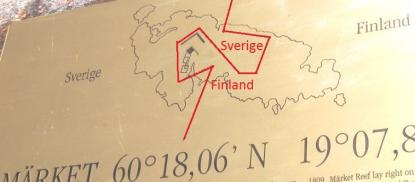 Riksgränsen mellan Sverige och Finland är markerad med rött. Nord är uppåt. Här ligger Sverige öster om Finland!