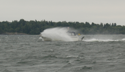 Denna bild togs 5 minuter före vi upptäckte segelbåten mot klipporna. Vindstyrkan är över 13 meter per sekund i byarna.