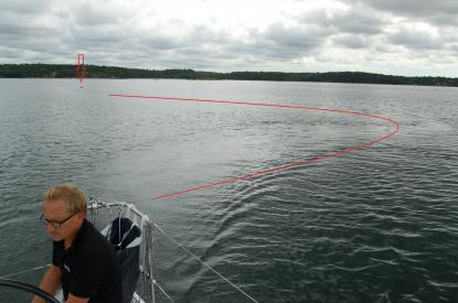 Röd linje i bilden förtydligar vårt kölvatten. Båten vänder strax tillbaka till fendern.