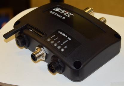 AMEC AIS-transponder behöver inte egen GPS-antenn. Med en antennsplitter räcker det med en VHF-antenn ombord. Det är bara att koppla in den direkt på nätverket. Har WIFI och AIS-data kan spelas in och lagras på ett SD-kort.