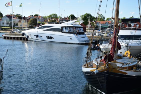 Idyllen i &Ouml;regrund förändras med båtstorlekarna. Bilden har dock inget att göra med det ovannämnda nattlivet.