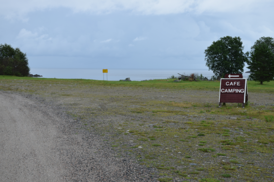 ...vi fick också veta att statligt anställda tjänstemän med länsansvar har synpunkter på att bilparkeringen ligger inom strandskyddat område vilket de inte tycker om. &Auml;r det något det finns gott om i norrland så är det markområden och är det något det är ont om så är det människor som rör sig på dessa markområden.