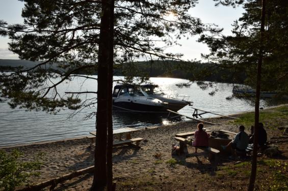 I västra Genesviken, rakt öster om Trysunda, förtöjer man mot sandstranden.