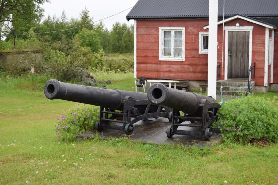 Från 1872 sköttes mistsignalering med två kanoner. 1908 ersattes de med en knallsignalapparat och mellan åren 1939 till 1987 fanns där en nautofon.