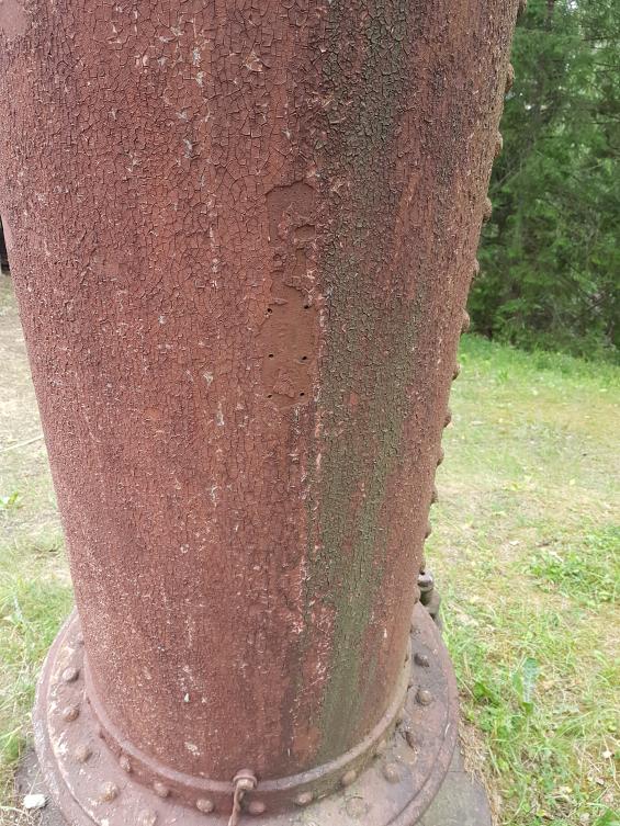 Historien förtäljer att en av de franska byggarbetarna föll ned i ett av stödbenen under bygget. Sex hål borrades för att han skulle kunna andas. För att hälsa på honom knackar man på röret och då svarar han.