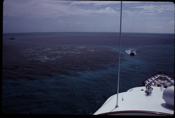 Här har vi kört Mi Gaea, en 48 meters motorbåt, in i the Blue Hole utanför Belize kust 1992. Bortom ”hålet” syns området innanför revet med en kombination av sand och korallhuvuden som vi fick åka slalom emellan med hjälp av eye-ball navigation och en jolle med ekolod. Vi lyckades komma fram och lämna ringrevet utan missöden, men det var ingen avspänd resa.