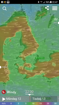 Notera färgskalan i bildens underkant. Ju rödare färg, desto mera blåser det.