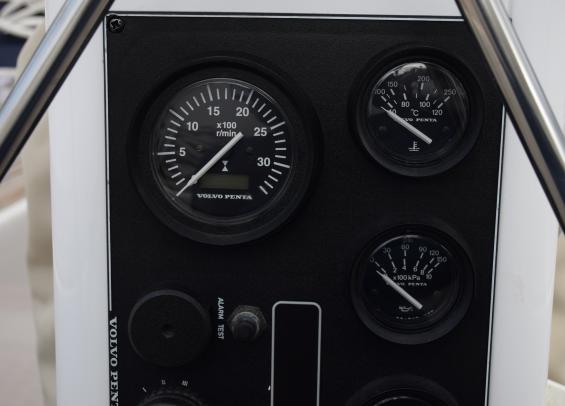 Ser inte du heller några motortimmar i displyen på din Volvo Penta panel? Displayen går att byta. Timmarna lagras i instrumentet och med ny display syns timmarna igen. Se bilder nedan hur man gör.