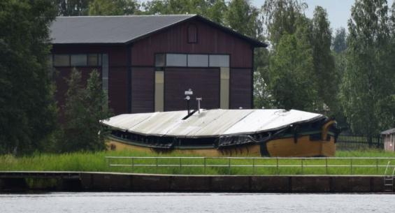 Jakobstads vapen byggdes på 1990-talet, men pengarna tog slut efter några år. Vissa säger att renovering pågår, andra menar att Galeasen ligger och ruttnar.